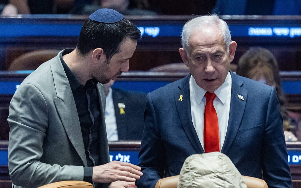 ראש הממשלה בנימין נתניהו וח"כ אריאל קלנר במליאת הכנסת, מרץ 2025 (צילום: חיים גולדברג/פלאש90) ראש הממשלה בנימין נתניהו וח"כ אריאל קלנר במליאת הכנסת, מרץ 2025 (צילום: חיים גולדברג/פלאש90)