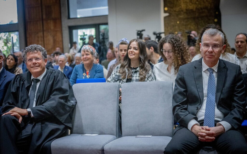 שר המשפטים יריב לוין ונשיא בית המשפט העליון יצחק עמית בטקס השבעת שופטים בבית הנשיא, 10 באפריל 2025 (צילום: חיים גולדברג/פלאש90) שר המשפטים יריב לוין ונשיא בית המשפט העליון יצחק עמית בטקס השבעת שופטים בבית הנשיא, 10 באפריל 2025 (צילום: חיים גולדברג/פלאש90)