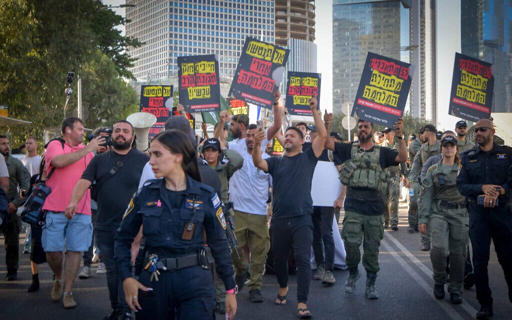 לוחמים פוסט טראומטיים מפגינים למען זכויות להלומי קרב בנתיבי איילון בתל אביב, 7 באוגוסט 2025 (צילום: אבשלום ששוני/פלאש90)