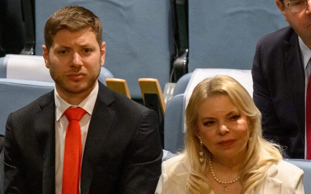 שרה נתניהו ויאיר נתניהו מאזינים לנאום ראש הממשלה בנימין נתניהו בעצרת הכללית של האו"ם בניו יורק, 26 בספטמבר 2025 (צילום: Alexi J. Rosenfeld/Getty Images/AFP)