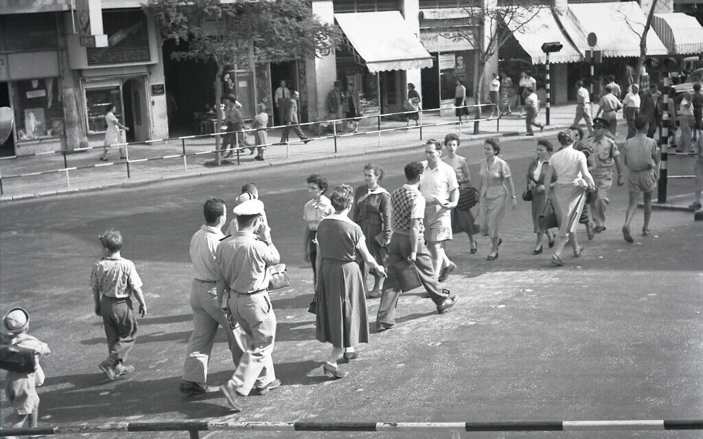 רחובות חיפה בתחילת שנות החמישים (צילום: בוריס כרמי, אוסף מיתר, הספרייה הלאומית) רחובות חיפה בתחילת שנות החמישים (צילום: בוריס כרמי, אוסף מיתר, הספרייה הלאומית)