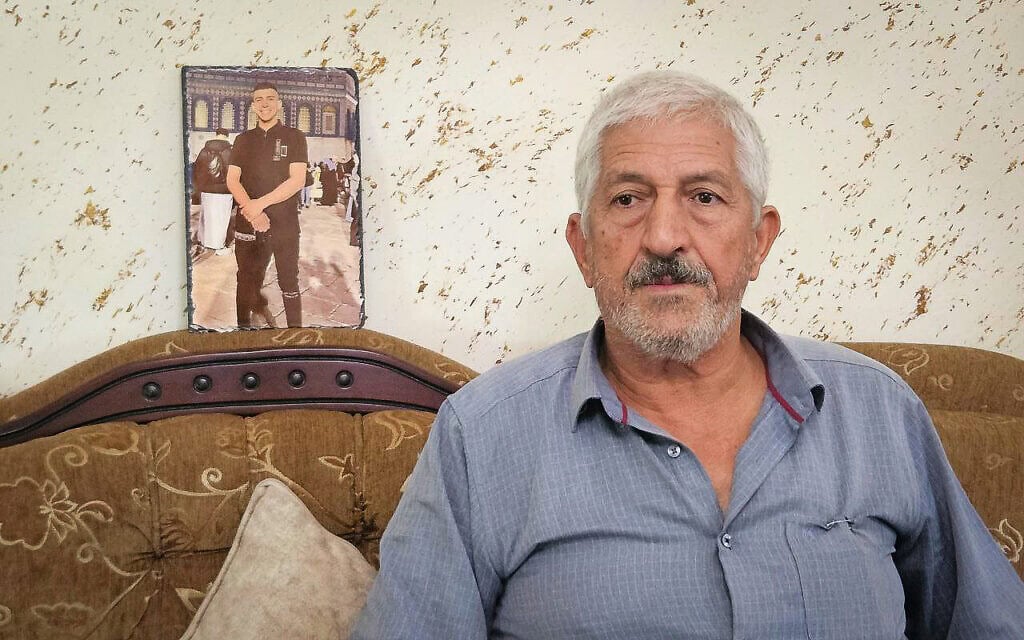 מוחמד ראזם בביתו במזרח ירושלים לצד תמונה של בנו סוהיב שנרצח בשבעה באוקטובר. 1 באוקטובר 2025 (צילום: נורית יוחנן) מוחמד ראזם בביתו במזרח ירושלים לצד תמונה של בנו סוהיב שנרצח בשבעה באוקטובר. 1 באוקטובר 2025 (צילום: נורית יוחנן)