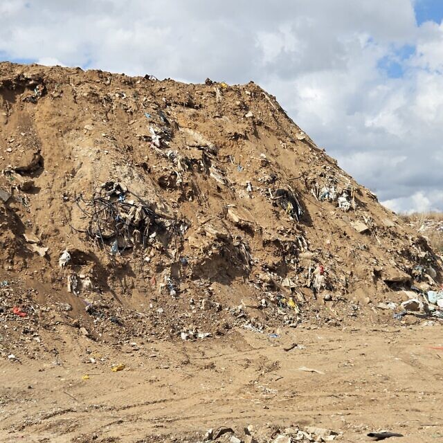 אתר פסולת פיראטי בפאתי המועצה המקומית זמר, אוקטובר 2025 (צילום: אביב לביא) אתר פסולת פיראטי בפאתי המועצה המקומית זמר, אוקטובר 2025 (צילום: אביב לביא)