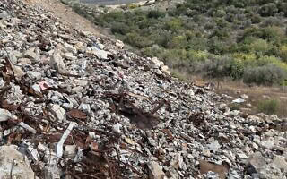 אתר פסולת פיראטי בפאתי המועצה המקומית זמר, אוקטובר 2025 (צילום: אביב לביא) אתר פסולת פיראטי בפאתי המועצה המקומית זמר, אוקטובר 2025 (צילום: אביב לביא)