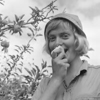 מתנדבת סקנדינבית בקיבוץ בשנות השישים