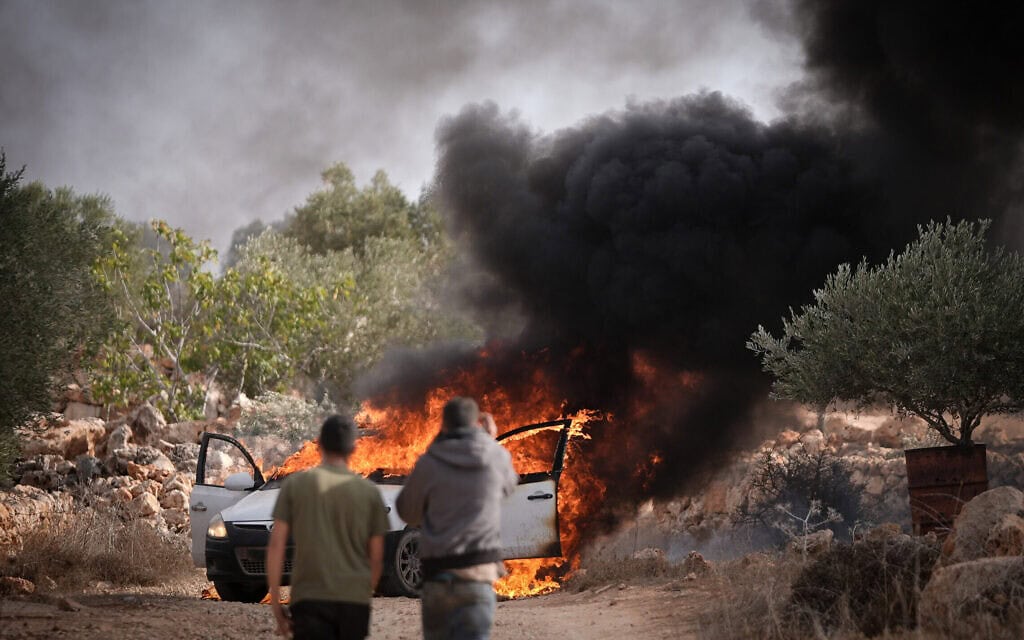 מכונית של פלסטינים שהוצתה בידי מתנחלים בכפר תורמוס עיא בגדה המערבית, 19 באוקטובר 2025 (צילום: FLASH90) מכונית של פלסטינים שהוצתה בידי מתנחלים בכפר תורמוס עיא בגדה המערבית, 19 באוקטובר 2025 (צילום: FLASH90)