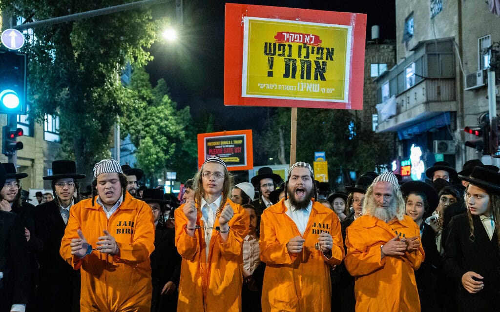 חרדים מפגינים נגד חוק הגיוס ומעצרם של עריקים חרדים בשכונת מאה שערים בירושלים. 19 באוקטובר 2025 (צילום: נועם רבקין פנטון/פלאש90) חרדים מפגינים נגד חוק הגיוס ומעצרם של עריקים חרדים בשכונת מאה שערים בירושלים. 19 באוקטובר 2025 (צילום: נועם רבקין פנטון/פלאש90)