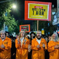 חרדים מפגינים נגד חוק הגיוס ומעצרם של עריקים חרדים בשכונת מאה שערים בירושלים. 19 באוקטובר 2025