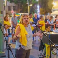 פרופ' פניה עוז־זלצברגר נואמת בהפגנה להחזרת החטופים בחיפה, 22 באוגוסט 2024 (צילום: RnDmS via Alamy) פרופ' פניה עוז־זלצברגר נואמת בהפגנה להחזרת החטופים בחיפה, 22 באוגוסט 2024 (צילום: RnDmS via Alamy)