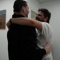 גיא גלבוע דלאל מתאחד עם משפחתו במחנה רעים. 13 באוקטובר 2025 (צילום: דובר צה"ל) גיא גלבוע דלאל מתאחד עם משפחתו במחנה רעים. 13 באוקטובר 2025 (צילום: דובר צה"ל)