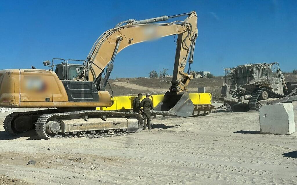 כוחות צה"ל מניחים סימונים של הקו הצהוב ברצועת עזה, 20 באוקטובר 2025 (צילום: דובר צה"ל) כוחות צה"ל מניחים סימונים של הקו הצהוב ברצועת עזה, 20 באוקטובר 2025 (צילום: דובר צה"ל)
