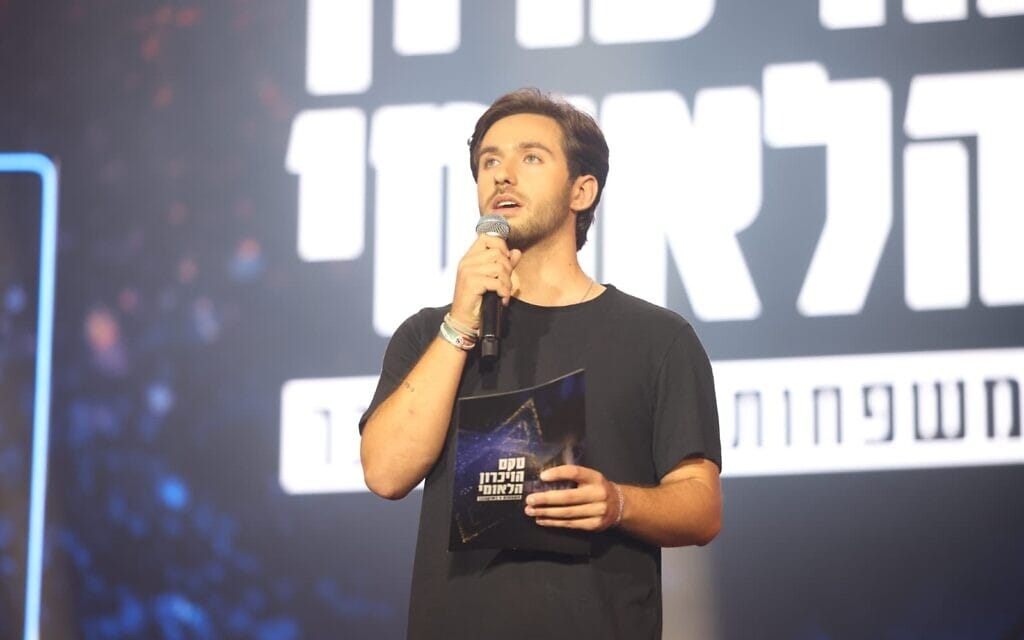 שורד השבי עומר שם טוב נאם בטקס הזיכרון ל-7 באוקטובר, 7 באוקטובר 2025 (צילום: אלון לוין) שורד השבי עומר שם טוב נאם בטקס הזיכרון ל-7 באוקטובר, 7 באוקטובר 2025 (צילום: אלון לוין)