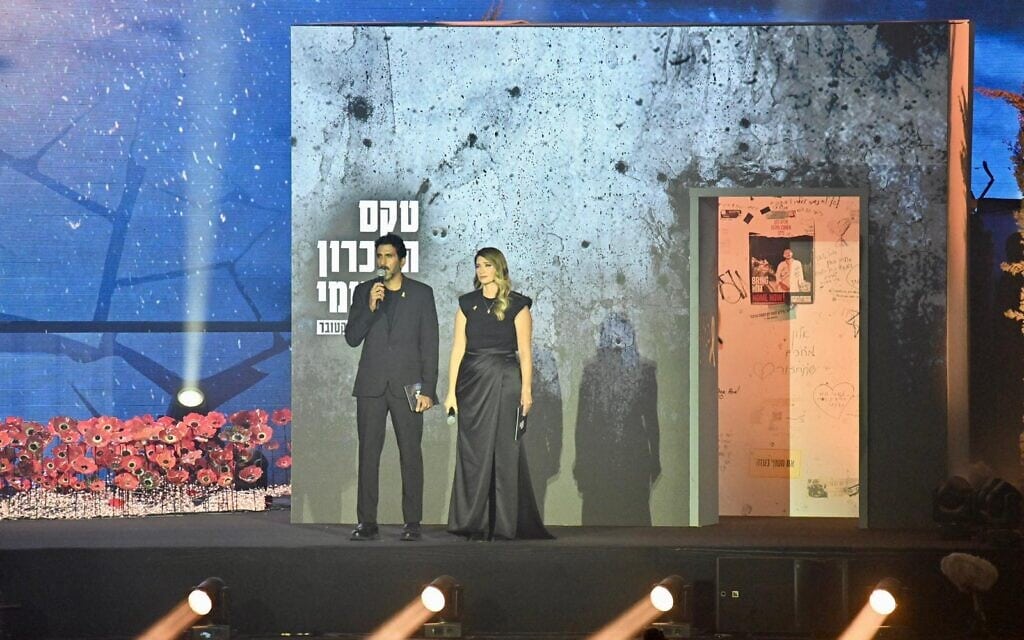 אשירה גרינברג, אלמנתו של סא״ל תומר גרינברג ז"ל, והשחקן צחי הלוי, מנחי טקס הזיכרון הלאומי ל-7 באוקטובר בפארק הירקון, 7 באוקטובר 2025 (צילום: עידן סוראני) אשירה גרינברג, אלמנתו של סא״ל תומר גרינברג ז"ל, והשחקן צחי הלוי, מנחי טקס הזיכרון הלאומי ל-7 באוקטובר בפארק הירקון, 7 באוקטובר 2025 (צילום: עידן סוראני)