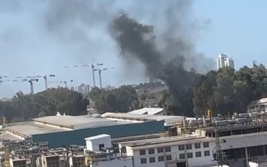 עמוד עשן שחור מיתמר באזור בסיס תל השומר, אוקטובר 2025 (צילום: לינוי גדסי, צילום מסך מפייסבוק) עמוד עשן שחור מיתמר באזור בסיס תל השומר, אוקטובר 2025 (צילום: לינוי גדסי, צילום מסך מפייסבוק)