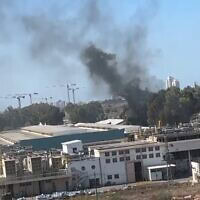 עמוד עשן שחור מיתמר באזור בסיס תל השומר, אוקטובר 2025 (צילום: לינוי גדסי, צילום מסך מפייסבוק) עמוד עשן שחור מיתמר באזור בסיס תל השומר, אוקטובר 2025 (צילום: לינוי גדסי, צילום מסך מפייסבוק)