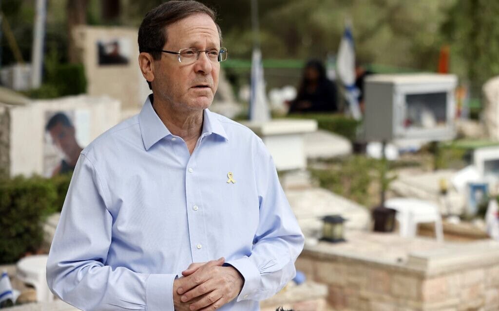 נשיא המדינה יצחק הרצוג בחלקת הנופלים בהר הרצל, 10 באוקטובר 2025 (צילום: יוסי זמיר) נשיא המדינה יצחק הרצוג בחלקת הנופלים בהר הרצל, 10 באוקטובר 2025 (צילום: יוסי זמיר)