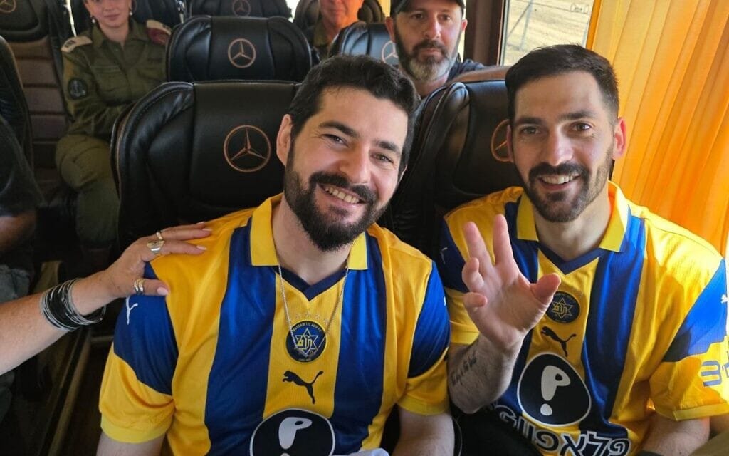 גלי וזיו ברמן, עם חולצות של קבוצת הכדורגל מכבי תל אביב, 13 באוקטובר 2025