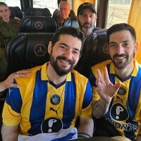 גלי וזיו ברמן, עם חולצות של קבוצת הכדורגל מכבי תל אביב, 13 באוקטובר 2025 גלי וזיו ברמן, עם חולצות של קבוצת הכדורגל מכבי תל אביב, 13 באוקטובר 2025
