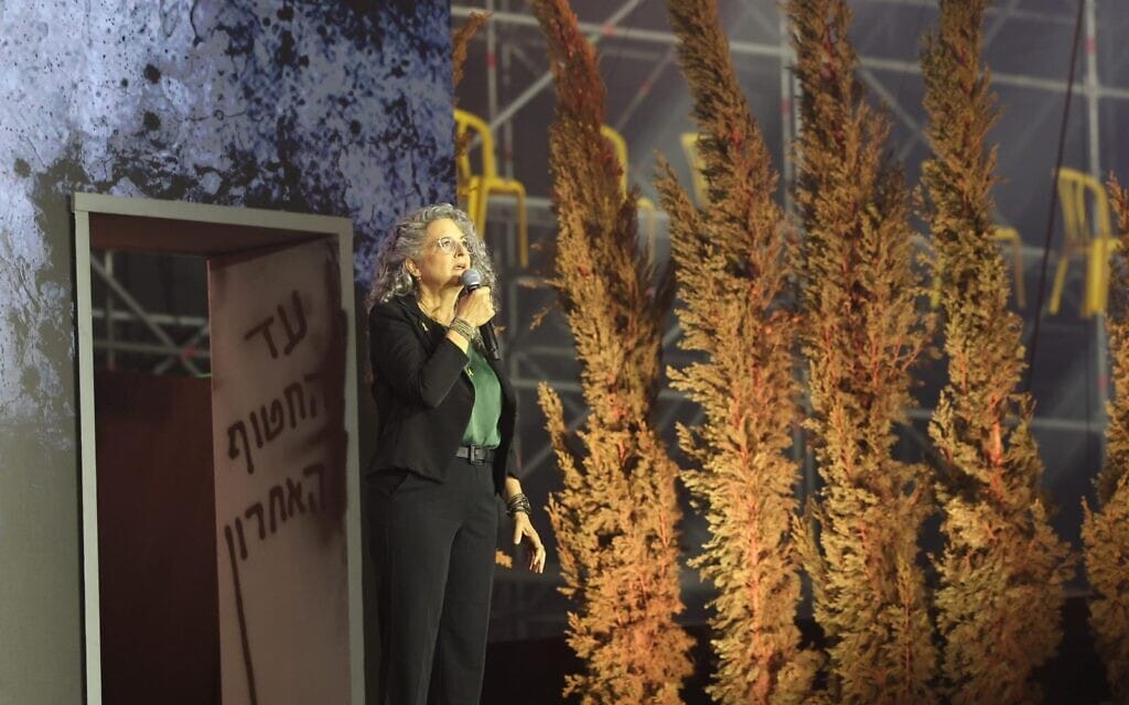 גלית דן, שאיבדה את בתה, נויה דן ואמה, כרמלה דן, שנרצחו בניר עוז, נאמה בטקס הזיכרון ל-7 באוקטובר, 7 באוקטובר 2025 (צילום: בני רוטלוי) גלית דן, שאיבדה את בתה, נויה דן ואמה, כרמלה דן, שנרצחו בניר עוז, נאמה בטקס הזיכרון ל-7 באוקטובר, 7 באוקטובר 2025 (צילום: בני רוטלוי)