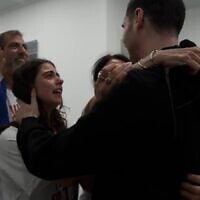 גיא גלבוע דלאל מתאחד עם משפחתו במחנה רעים. 13 באוקטובר 2025 (צילום: דובר צה"ל) גיא גלבוע דלאל מתאחד עם משפחתו במחנה רעים. 13 באוקטובר 2025 (צילום: דובר צה"ל)