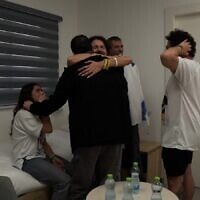 גיא גלבוע דלאל מתאחד עם משפחתו במחנה רעים. 13 באוקטובר 2025 (צילום: דובר צה"ל) גיא גלבוע דלאל מתאחד עם משפחתו במחנה רעים. 13 באוקטובר 2025 (צילום: דובר צה"ל)