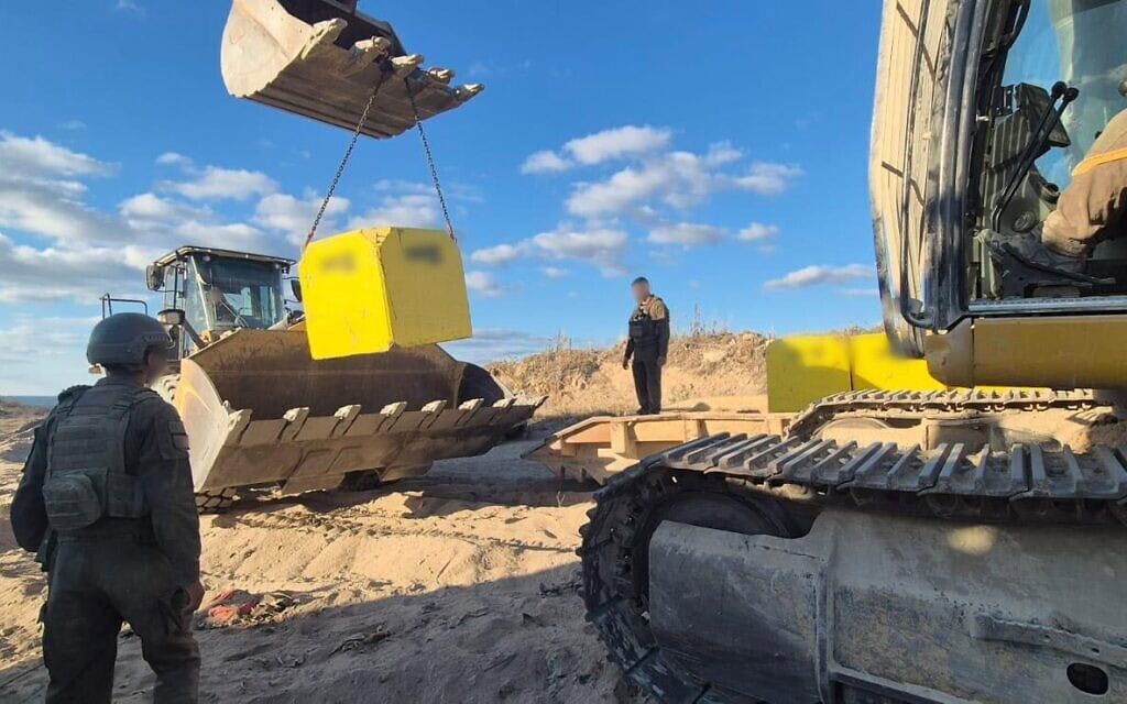 כוחות צה"ל מניחים סימונים של הקו הצהוב ברצועת עזה, 20 באוקטובר 2025 (צילום: דובר צה"ל) כוחות צה"ל מניחים סימונים של הקו הצהוב ברצועת עזה, 20 באוקטובר 2025 (צילום: דובר צה"ל)