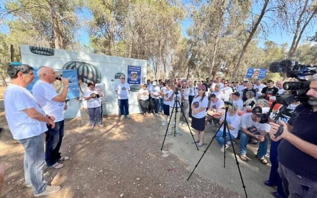 ההפגנה השבועית למען השבת גופתו של הדר גולדין באנדרטת חץ שחור, 17 באוקטובר 2025 (צילום: ארז וולך) ההפגנה השבועית למען השבת גופתו של הדר גולדין באנדרטת חץ שחור, 17 באוקטובר 2025 (צילום: ארז וולך)