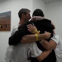 גיא גלבוע דלאל מתאחד עם משפחתו במחנה רעים. 13 באוקטובר 2025 (צילום: דובר צה"ל) גיא גלבוע דלאל מתאחד עם משפחתו במחנה רעים. 13 באוקטובר 2025 (צילום: דובר צה"ל)