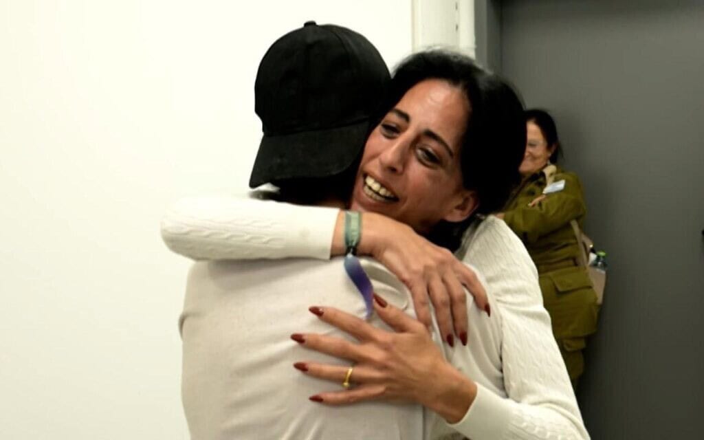 החיבוק הראשון של שורד השבי מתן צנגאוקר ואימו עינב לאחר ששוחרר מהשבי, 13 באוקטובר 2025 (צילום: דובר צה"ל) החיבוק הראשון של שורד השבי מתן צנגאוקר ואימו עינב לאחר ששוחרר מהשבי, 13 באוקטובר 2025 (צילום: דובר צה"ל)