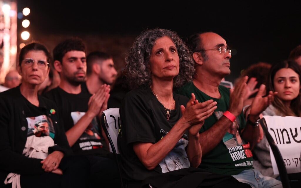 ויקי כהן, אימו של החייל החטוף נמרוד כהן, בטקס הזיכרון ל-7 באוקטובר בפארק הירקון, 7 באוקטובר 2025 (צילום: בני רוטלוי) ויקי כהן, אימו של החייל החטוף נמרוד כהן, בטקס הזיכרון ל-7 באוקטובר בפארק הירקון, 7 באוקטובר 2025 (צילום: בני רוטלוי)
