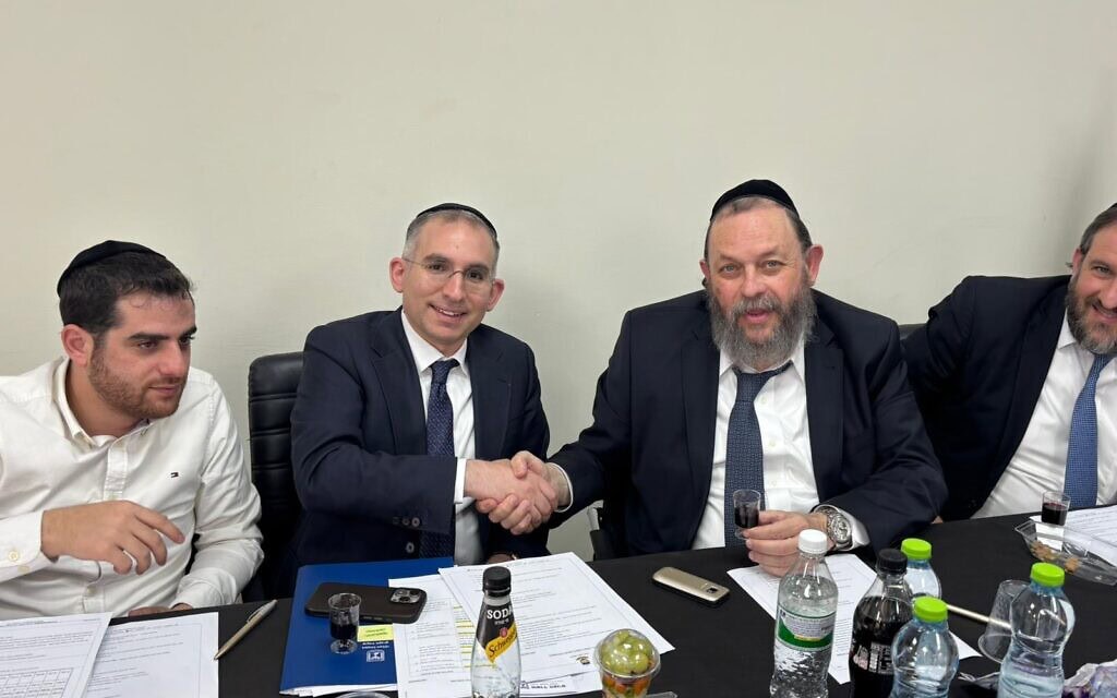 מנכ"ל משרד הפנים, ישראל אוזן, וראש עיריית מודיעין עילית, 23 באוקטובר 2025 (צילום: דוברות משרד הפנים) מנכ"ל משרד הפנים, ישראל אוזן, וראש עיריית מודיעין עילית, 23 באוקטובר 2025 (צילום: דוברות משרד הפנים)