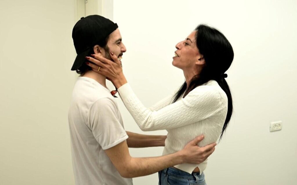 החיבוק הראשון של שורד השבי מתן צנגאוקר ואימו עינב לאחר ששוחרר מהשבי, 13 באוקטובר 2025 (צילום: דובר צה"ל) החיבוק הראשון של שורד השבי מתן צנגאוקר ואימו עינב לאחר ששוחרר מהשבי, 13 באוקטובר 2025 (צילום: דובר צה"ל)