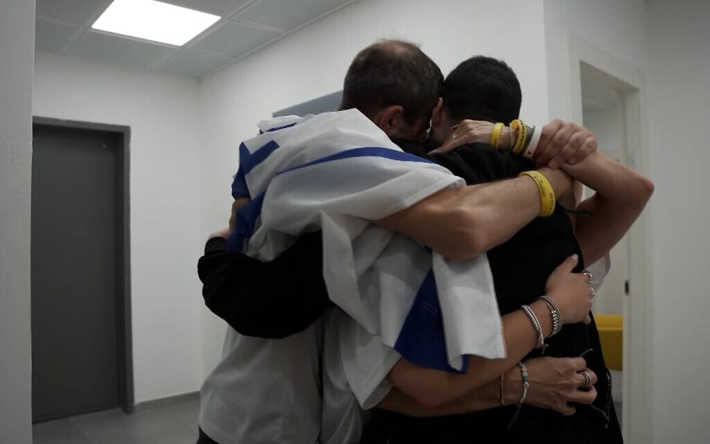 גיא גלבוע דלאל מתאחד עם משפחתו במחנה רעים. 13 באוקטובר 2025 (צילום: דובר צה"ל) גיא גלבוע דלאל מתאחד עם משפחתו במחנה רעים. 13 באוקטובר 2025 (צילום: דובר צה"ל)