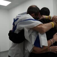 גיא גלבוע דלאל מתאחד עם משפחתו במחנה רעים. 13 באוקטובר 2025 (צילום: דובר צה"ל) גיא גלבוע דלאל מתאחד עם משפחתו במחנה רעים. 13 באוקטובר 2025 (צילום: דובר צה"ל)