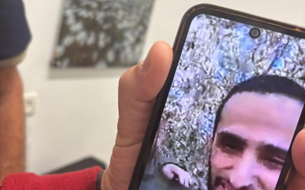 נמרוד כהן בשיחה עם משפחתו לפני השחרור מעזה נמרוד כהן בשיחה עם משפחתו לפני השחרור מעזה
