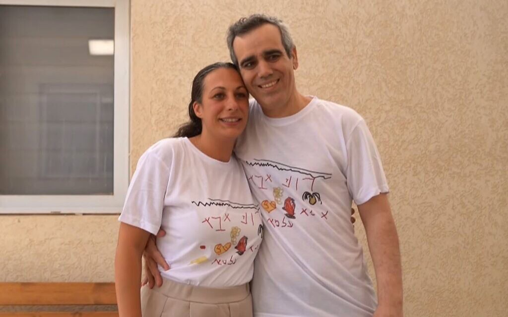 עמרי מירן מתאחד עם אשתו לישי מירן־לביא במחנה רעים אחרי ששוחרר משבי חמאס, 13 באוקטובר 2025 (צילום: דובר צה"ל) עמרי מירן מתאחד עם אשתו לישי מירן־לביא במחנה רעים אחרי ששוחרר משבי חמאס, 13 באוקטובר 2025 (צילום: דובר צה"ל)