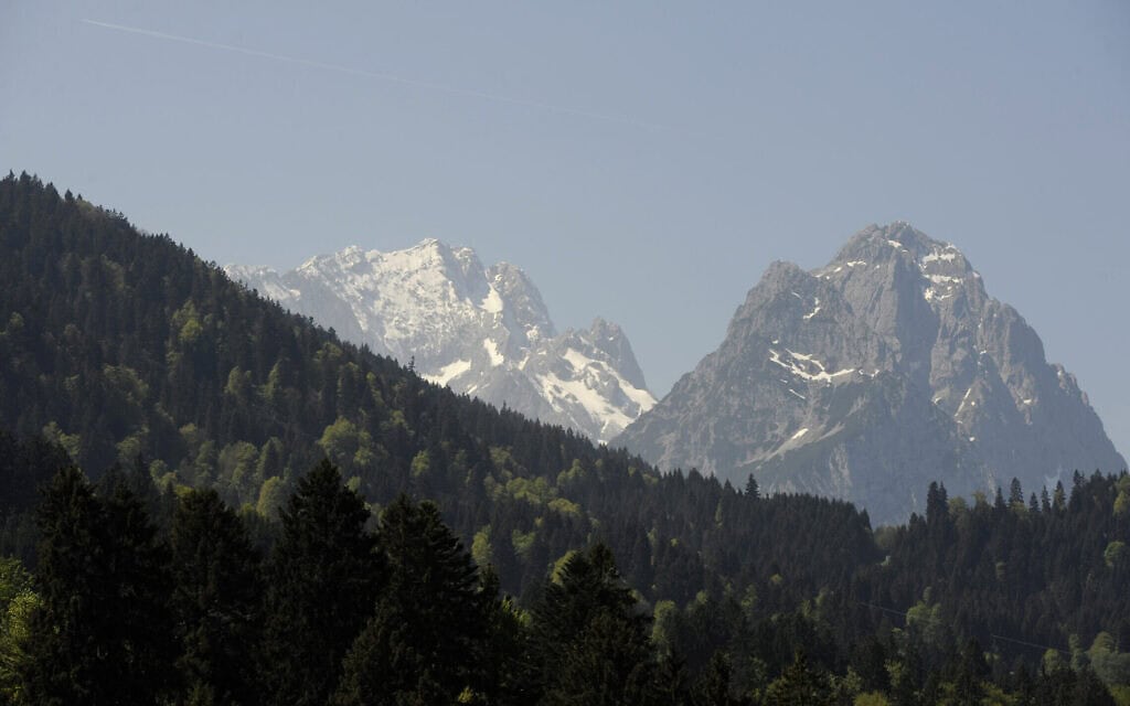 רכס צוגשפיצה, שבו נמצא ההר הגבוה ביותר בגרמניה – צוגשפיצה (2,962 מטרים) – נראה ליד הכפר גרמיש־פרטנקירכן שבדרום גרמניה, 5 במאי 2011 (צילום: CHRISTOF STACHE / AFP) רכס צוגשפיצה, שבו נמצא ההר הגבוה ביותר בגרמניה – צוגשפיצה (2,962 מטרים) – נראה ליד הכפר גרמיש־פרטנקירכן שבדרום גרמניה, 5 במאי 2011 (צילום: CHRISTOF STACHE / AFP)