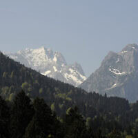 רכס צוגשפיצה, שבו נמצא ההר הגבוה ביותר בגרמניה – צוגשפיצה (2,962 מטרים) – נראה ליד הכפר גרמיש־פרטנקירכן שבדרום גרמניה, 5 במאי 2011