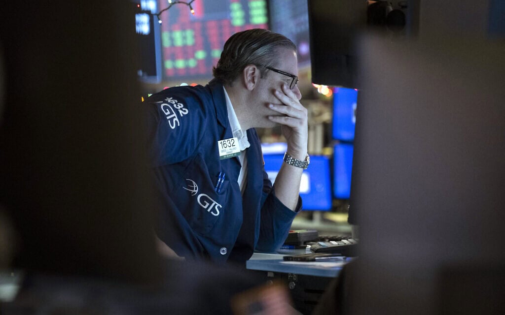 סוחר בבורסה לניירות ערך בניו יורק (NYSE), 3 בינואר 2024 (צילום: ANGELA WEISS / AFP) סוחר בבורסה לניירות ערך בניו יורק (NYSE), 3 בינואר 2024 (צילום: ANGELA WEISS / AFP)