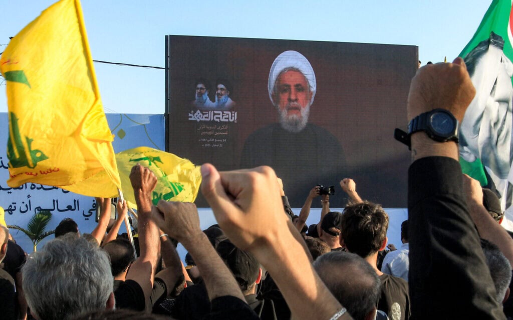 מזכ"ל חזבאללה נעים קאסם בנאום לתומכי הארגון בלבנון, 27 בספטמבר 2025 (צילום: Mahmoud ZAYYAT / AFP) מזכ"ל חזבאללה נעים קאסם בנאום לתומכי הארגון בלבנון, 27 בספטמבר 2025 (צילום: Mahmoud ZAYYAT / AFP)