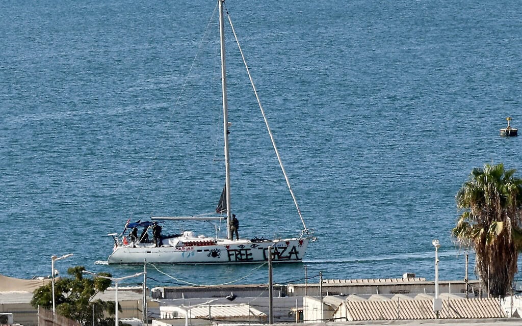 סירה מהמשט שיצא לכיוון עזה מגיעה לנמל אשדוד. 2 באוקטובר 2025 (צילום: Saeed QAQ / AFP) סירה מהמשט שיצא לכיוון עזה מגיעה לנמל אשדוד. 2 באוקטובר 2025 (צילום: Saeed QAQ / AFP)