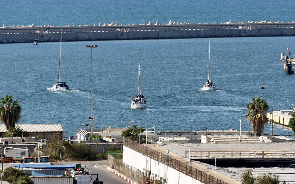כלי שיט מהמשט שיצא לכיוון עזה מגיעים לנמל אשדוד לאחר שיורטו על ידי חיל הים, 2 באוקטובר 2025 (צילום: Saeed QAQ / AFP) כלי שיט מהמשט שיצא לכיוון עזה מגיעים לנמל אשדוד לאחר שיורטו על ידי חיל הים, 2 באוקטובר 2025 (צילום: Saeed QAQ / AFP)