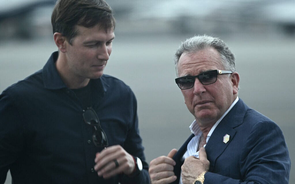 סטיב ויטקוף וג’ארד קושנר ממתינים להגעת נשיא ארה"ב דונלד טראמפ בשדה התעופה טיטרבורו בניו ג’רזי, 13 ביולי 2025 (צילום: Brendan SMIALOWSKI / AFP) סטיב ויטקוף וג’ארד קושנר ממתינים להגעת נשיא ארה"ב דונלד טראמפ בשדה התעופה טיטרבורו בניו ג’רזי, 13 ביולי 2025 (צילום: Brendan SMIALOWSKI / AFP)