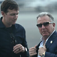 סטיב ויטקוף וג'ארד קושנר ממתינים להגעת נשיא ארה"ב דונלד טראמפ בשדה התעופה טיטרבורו בניו ג'רזי, 13 ביולי 2025