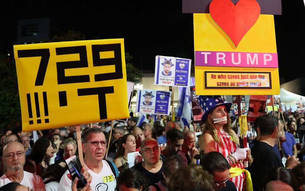 מפגינים בעד שחרור החטופים ב"כיכר החטופים" ברחבת מוזיאון תל אביב. 4 באוקטובר 2025 (צילום: Jack GUEZ / AFP)