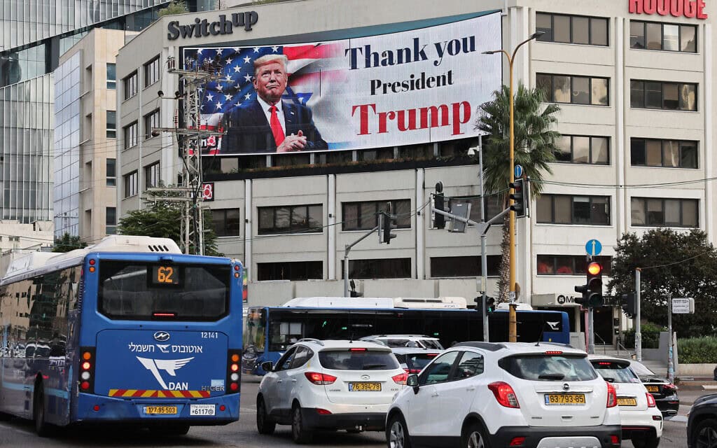 שלט חוצות בתל אביב מציג את תמונתו של נשיא ארצות הברית דונלד טראמפ עם מסר המודה לו, לאחר שגובש הסכם בין ישראל לחמאס, 9 באוקטובר 2025 (צילום: Jack GUEZ / AFP) שלט חוצות בתל אביב מציג את תמונתו של נשיא ארצות הברית דונלד טראמפ עם מסר המודה לו, לאחר שגובש הסכם בין ישראל לחמאס, 9 באוקטובר 2025 (צילום: Jack GUEZ / AFP)