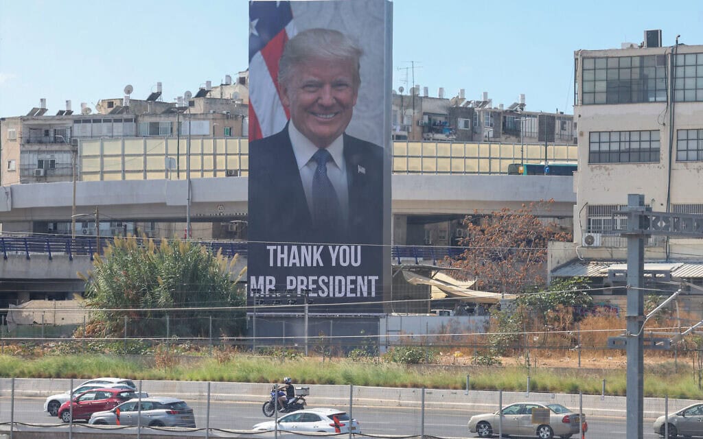 שלט תודה לטראמפ על שחרור החטופים והפסקת האש בתל אביב, 9 באוקטובר 2025 (צילום: Ahmad GHARABLI / AFP) שלט תודה לטראמפ על שחרור החטופים והפסקת האש בתל אביב, 9 באוקטובר 2025 (צילום: Ahmad GHARABLI / AFP)