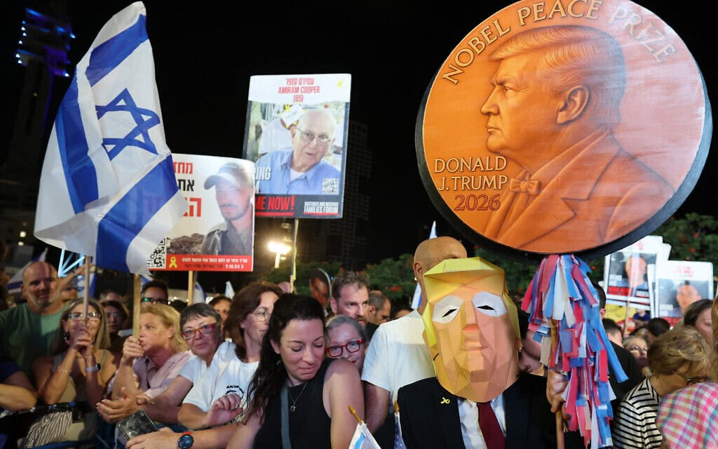 מדליית נובל עם דיוקנו של נשיא ארה"ב דונלד טראמפ בכיכר החטופים. 11 באוקטובר 2025 (צילום: Jack GUEZ / AFP) מדליית נובל עם דיוקנו של נשיא ארה"ב דונלד טראמפ בכיכר החטופים. 11 באוקטובר 2025 (צילום: Jack GUEZ / AFP)