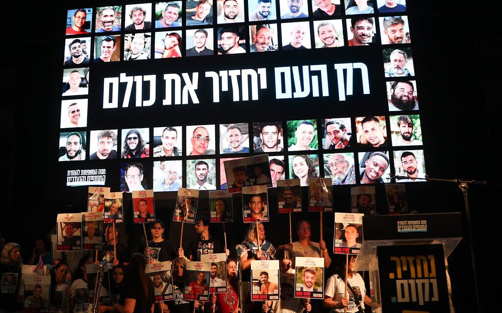 "רק העם יחזיר את כולם" – שלט בכיכר החטופים ב-11 באוקטובר 2025 (צילום: Jack GUEZ / AFP) "רק העם יחזיר את כולם" – שלט בכיכר החטופים ב-11 באוקטובר 2025 (צילום: Jack GUEZ / AFP)