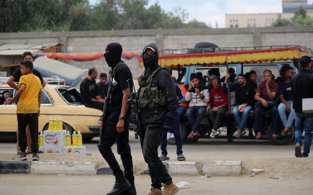 אנשי חמאס במחנה הפליטים נוסייראת שמרכז רצועת עזה, 12 באוקטובר 2025 (צילום: Eyad BABA / AFP) אנשי חמאס במחנה הפליטים נוסייראת שמרכז רצועת עזה, 12 באוקטובר 2025 (צילום: Eyad BABA / AFP)